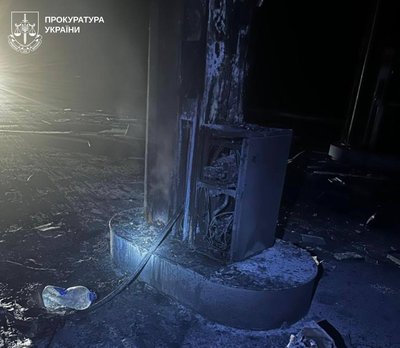 У Чугуєві безпілотник поцілив в АЗС: поранено працівника заправки, сталася пожежа У Чугуєві безпілотник поцілив в АЗС: поранено працівника заправки, сталася пожежа