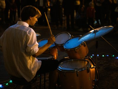 Як вуличний барабанщик без освіти і грошей створює в Одесі музику, спільноту і артпростір Як вуличний барабанщик без освіти і грошей створює в Одесі музику, спільноту і артпростір