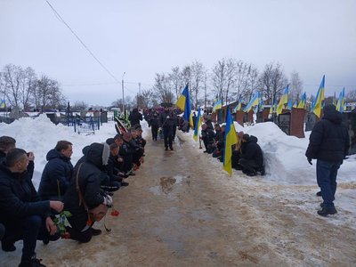 "Здавалося, смерть позаду, але...": у Шостці прощалися з подружжям, яке загинуло в кареті швидкої через удар РФ