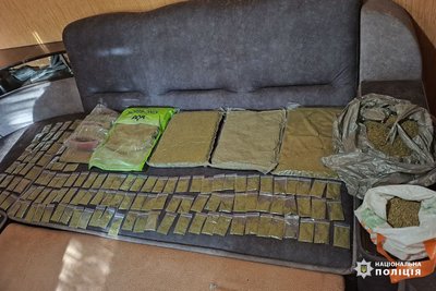 Щомісяця продавали наркотики на пів мільйона гривень: затримали трьох черкащан Щомісяця продавали наркотики на пів мільйона гривень: затримали трьох черкащан