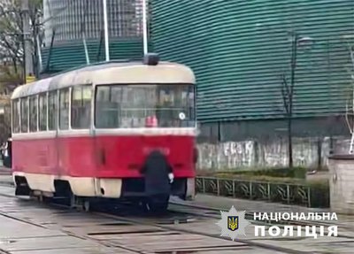 Каталися на трамваях та потязі: в Києві на батьків зачеперів склали адмінпротоколи Каталися на трамваях та потязі: в Києві на батьків зачеперів склали адмінпротоколи