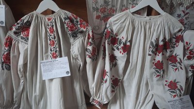 У колекції мають 56 старовинних сорочок з Кіровоградщини та інших регіонів України У колекції мають 56 старовинних сорочок з Кіровоградщини та інших регіонів України
