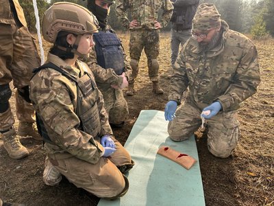 Hardcore-вишкіл на Полтавщині: як інструктори “Азову” готували цивільних у непростих умовах Hardcore-вишкіл на Полтавщині: як інструктори “Азову” готували цивільних у непростих умовах