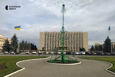 В Ізмаїлі встановлюють новорічну ялинку: фото В Ізмаїлі встановлюють новорічну ялинку: фото