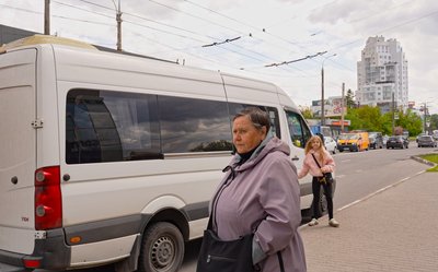 Пенсіонерка Євдокія містом їздить здебільшого тролейбусами, маршрутками — зрідка Пенсіонерка Євдокія містом їздить здебільшого тролейбусами, маршрутками — зрідка