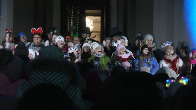 Засвітили центральну різдвяну ялинку в Рівному. Як це було і що розповіли присутні Засвітили центральну різдвяну ялинку в Рівному. Як це було і що розповіли присутні
