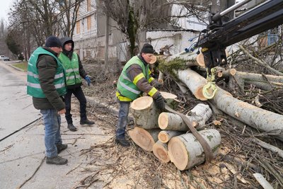 Негода у Херсоні: як долали наслідки Негода у Херсоні: як долали наслідки