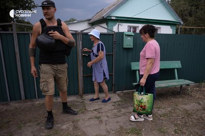 Волонтер благодійного фонду "Схід SOS" Роман допомагає виїхати двом жінкам з прифронтової Межової на Дніпропетровщині, 17 липня 2025 року