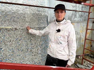 У Житомирі розпочинають демонтаж мозаїки з фасаду кінотеатру "Космос" У Житомирі розпочинають демонтаж мозаїки з фасаду кінотеатру "Космос"