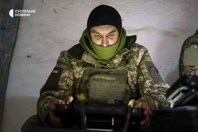 Пілот ударного дрона "Кажан" з позивним "Шустрий" на бойовій позиції на Херсонщині Пілот ударного дрона "Кажан" з позивним "Шустрий" на бойовій позиції на Херсонщині