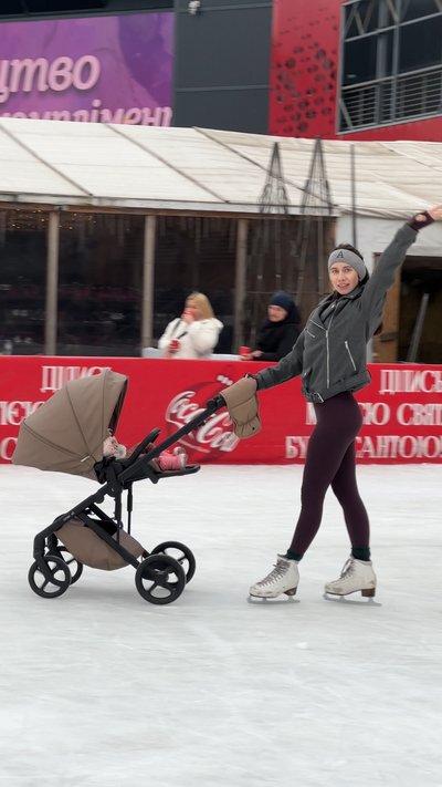 Ковзани завжди з собою: історія фігуристки, яка вийшла на лід після крижаного дощу у Житомирі Ковзани завжди з собою: історія фігуристки, яка вийшла на лід після крижаного дощу у Житомирі