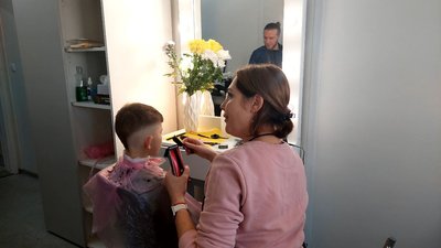 У модульному містечку у Львові офіційно відкрили соціальну перукарню