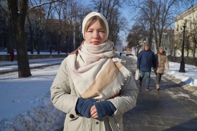 Майструють теплі будки та будують “котоготелі”. Як жителі Дніпра та Камʼянського допомагають безхатнім тваринам