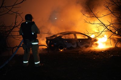Рятувальник гасить авто, яке зайнялося через атаку російських безпілотників на Харків Рятувальник гасить авто, яке зайнялося через атаку російських безпілотників на Харків