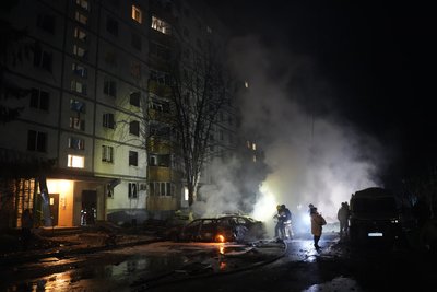 Багатоповерхівка в Основ'янському районі Харкова, у двір якої влучив безпілотник Багатоповерхівка в Основ'янському районі Харкова, у двір якої влучив безпілотник