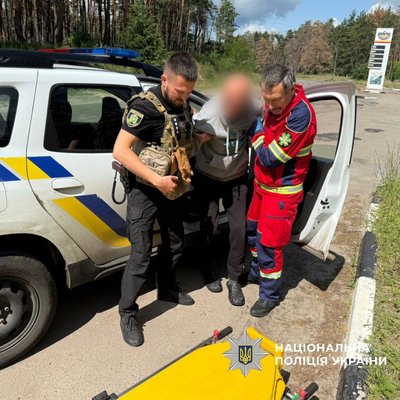У Вовчанській громаді через удар FPV–дрона був поранений 70-річний чоловік: його евакуювали поліцейські У Вовчанській громаді через удар FPV–дрона був поранений 70-річний чоловік: його евакуювали поліцейські