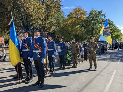 Зустріли на колінах: на Черкащині попрощались із воїном Костянтином Байдою Зустріли на колінах: на Черкащині попрощались із воїном Костянтином Байдою