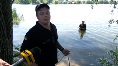 Начальник відділення підводного розмінування ГУ ДСНС у Чернігівській області Михайло Ющенко розповідає, як сапери-водолази почали обстежувати водойми у Чернігові, де відпочивають містяни Начальник відділення підводного розмінування ГУ ДСНС у Чернігівській області Михайло Ющенко розповідає, як сапери-водолази почали обстежувати водойми у Чернігові, де відпочивають містяни