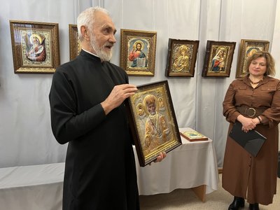 У Ромнах на Сумщині відкрили виставку 27 сучасних ікон іконописної майстерні «Логос» У Ромнах на Сумщині відкрили виставку 27 сучасних ікон іконописної майстерні «Логос»