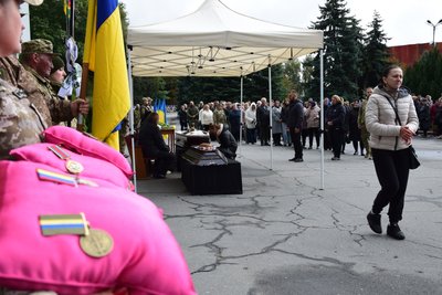 Нагороди Олега Савчука на його похороні