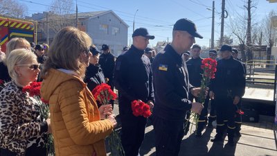 У Харкові вшанували пам'ять рятувальників, які торік загинули після повторної атаки РФ дронами У Харкові вшанували пам'ять рятувальників, які торік загинули після повторної атаки РФ дронами