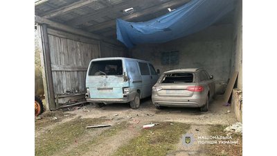 Пошкоджені вантажні та легкові автомобілі: війська РФ безпілотниками вдарили по Корюківському та Чернігівському районах