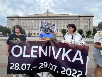 У Черкасах вшанували пам'ять загиблих під час теракту в Оленівці У Черкасах вшанували пам'ять загиблих під час теракту в Оленівці