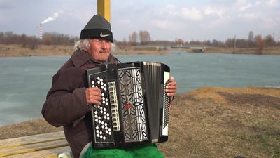 Грає на кнопковому акордеоні у гідропарку на Рівненщині: історія 85-річного Володимира Артюхова Грає на кнопковому акордеоні у гідропарку на Рівненщині: історія 85-річного Володимира Артюхова