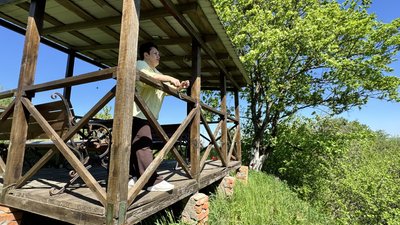 На Сумщині подружжя з Лебедина засадило пагорб в селі тисячею тюльпанів На Сумщині подружжя з Лебедина засадило пагорб в селі тисячею тюльпанів