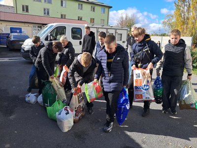 Учні вінницьких шкіл передали понад 300 кг корму для собак муніципальному притулку