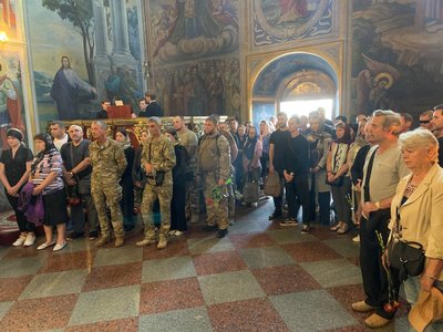 Рідні, друзі, бойові побратими і земляки прийшли віддати останню шану воїну з Бердянська Геннадію Колеснику, Київ, 14 червня, 2023 р. Рідні, друзі, бойові побратими і земляки прийшли віддати останню шану воїну з Бердянська Геннадію Колеснику, Київ, 14 червня, 2023 р.