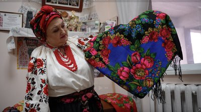 "В Криму за ними була черга": черкащанка колекціонує українські хустки "В Криму за ними була черга": черкащанка колекціонує українські хустки