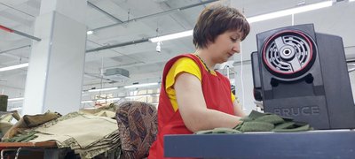 У Черкасах швейна компанія шиє жіночий однострій У Черкасах швейна компанія шиє жіночий однострій