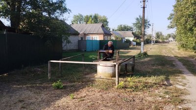 У селі на Кіровоградщині через спеку й посуху обміліла річка, а у криницях зникла вода У селі на Кіровоградщині через спеку й посуху обміліла річка, а у криницях зникла вода