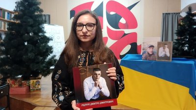 Пам'ять живе: дружина загиблого бійця Дмитра Редчука з Волині презентувала книгу Пам'ять живе: дружина загиблого бійця Дмитра Редчука з Волині презентувала книгу