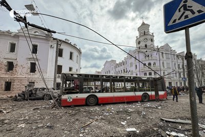 Автобус, в якому загинули та були поранені пасажири, в центрі Сум, 13 квітня 2025 року. Російські військові поцілили двома ракетами "Іскандер" по центральних вулицях міста, забравши життя 35 людей Автобус, в якому загинули та були поранені пасажири, в центрі Сум, 13 квітня 2025 року. Російські військові поцілили двома ракетами "Іскандер" по центральних вулицях міста, забравши життя 35 людей