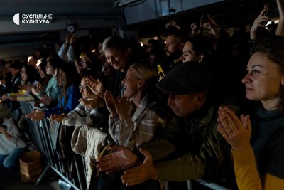 Люди аплодують учасницям театрально-музичного колективу Dakh Daughters. Гогольфест, Запоріжжя, 20 жовтня 2024 року