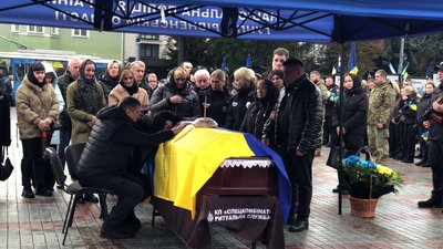 З військовим Андрієм Мацяхом попрощалися у Рівному З військовим Андрієм Мацяхом попрощалися у Рівному