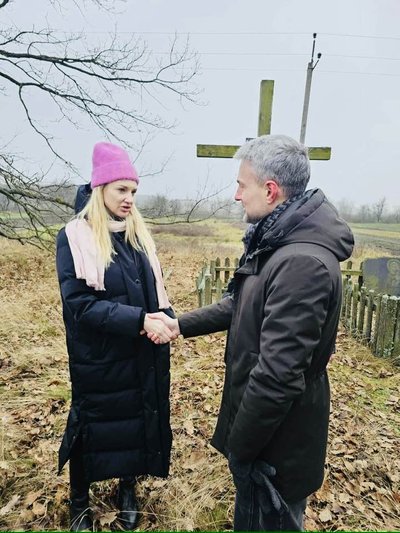 Зустрілися представники Польщі та України у селі на Рівненщині стосовно ексгумації загиблих під час Волинської трагедії Зустрілися представники Польщі та України у селі на Рівненщині стосовно ексгумації загиблих під час Волинської трагедії