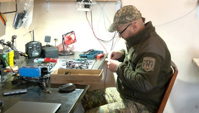 "Дрони — це конструктор": на Черкащині волонтери виготовляють та ремонтують безпілотники "Дрони — це конструктор": на Черкащині волонтери виготовляють та ремонтують безпілотники