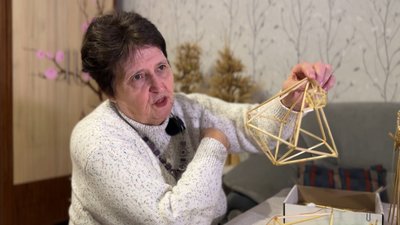 "Солома дає велику енергетику": як жінка з Чернігівщини виготовляє різдвяних "павуків" із соломи "Солома дає велику енергетику": як жінка з Чернігівщини виготовляє різдвяних "павуків" із соломи