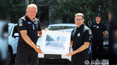 16 службових автомобілів для поліцейських Чернігівщини передали правоохоронці Естонії 16 службових автомобілів для поліцейських Чернігівщини передали правоохоронці Естонії