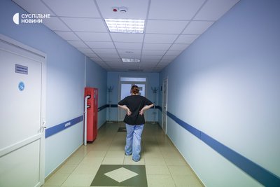 Оля у коридорі пологового відділення лікарні у Києві Оля у коридорі пологового відділення лікарні у Києві