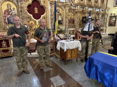 У Полтаві попрощались із трьома воїнами: Сергієм Лук'янцем, Станіславом Малюною, та Євгеном Савенковим У Полтаві попрощались із трьома воїнами: Сергієм Лук'янцем, Станіславом Малюною, та Євгеном Савенковим