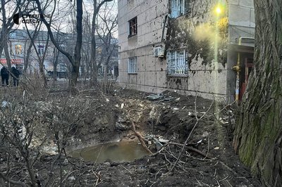Пожежа у будинку, вирва та вибиті вікна: наслідки нічної атаки по Одесі Пожежа у будинку, вирва та вибиті вікна: наслідки нічної атаки по Одесі