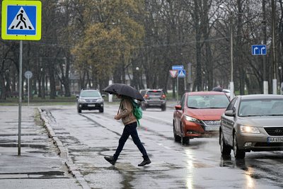 Машини та люди на дорозі в Харкові Машини та люди на дорозі в Харкові