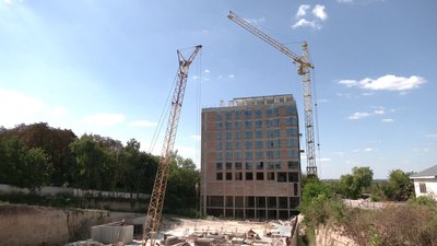 Будівництво дороги біля озера Будівництво дороги біля озера