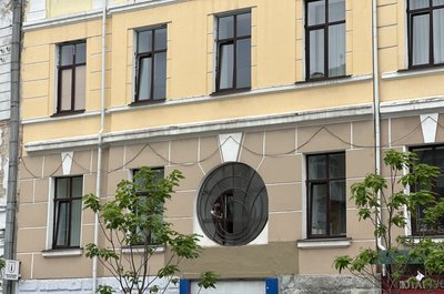 У Тернопільській школі засклили відреставроване вікно, школа №4, 10 липня 2026 року У Тернопільській школі засклили відреставроване вікно, школа №4, 10 липня 2026 року