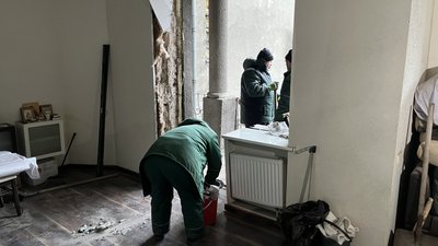 Комунальники працюють в пошкодженій квартирі в ценрі Харкова