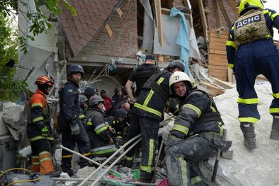 Рятувальники шукають під завалами будинку, який пошкодила російська авіабомба, чоловіка, 10 червня 2024 року Рятувальники шукають під завалами будинку, який пошкодила російська авіабомба, чоловіка, 10 червня 2024 року